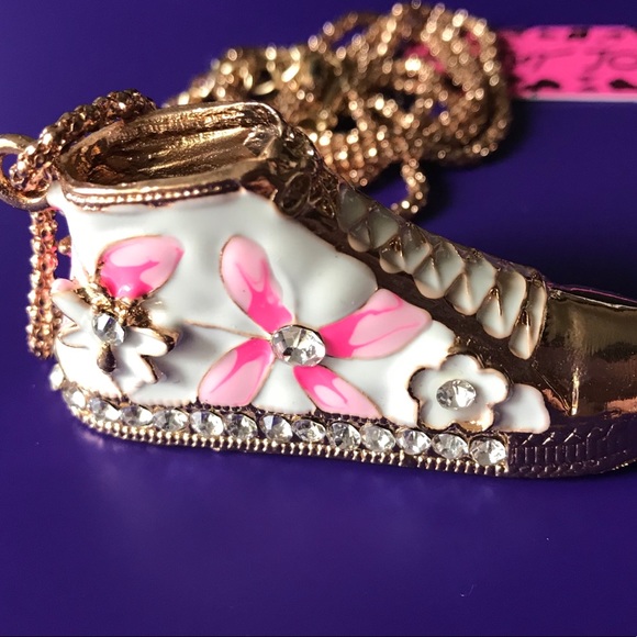 Flowery Diamonte High Top Shoe Necklace. - Picture 3 of 7
